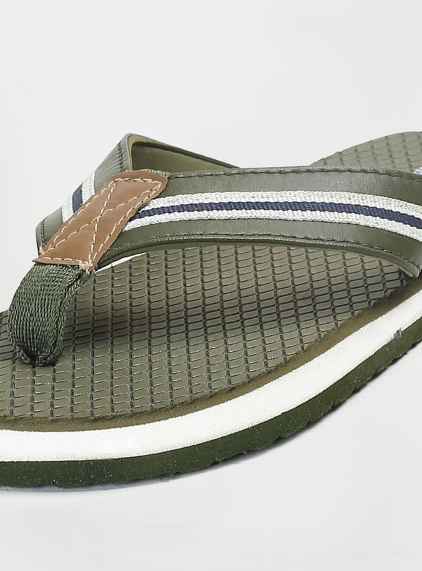 Men Textured V-Strap Slippers