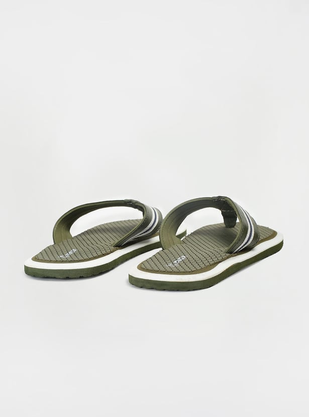Men Textured V-Strap Slippers
