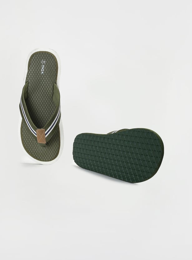 Men Textured V-Strap Slippers