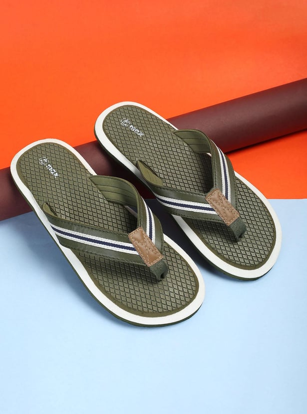Men Textured V-Strap Slippers