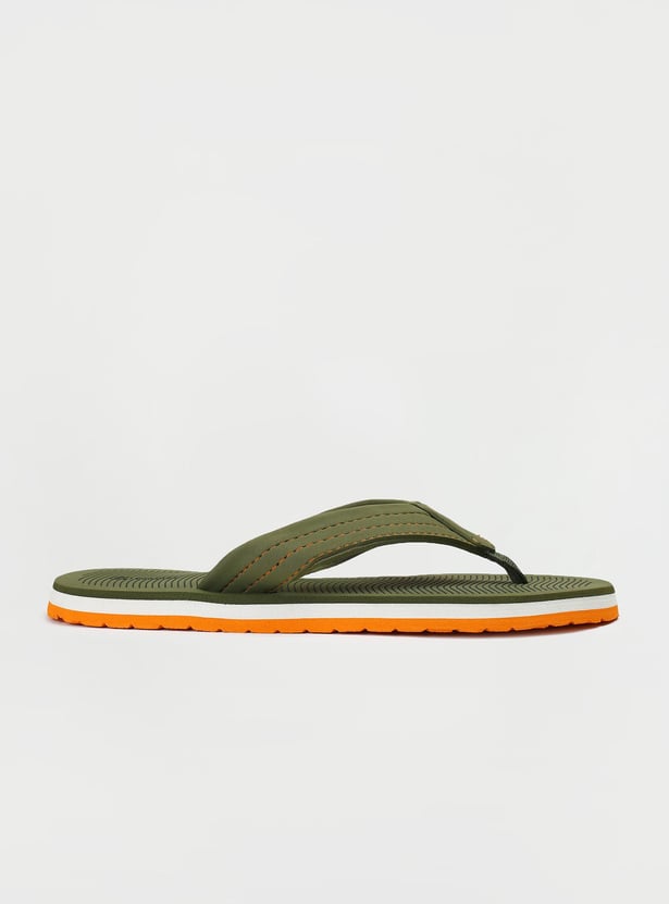 Men Textured V-Strap Slippers