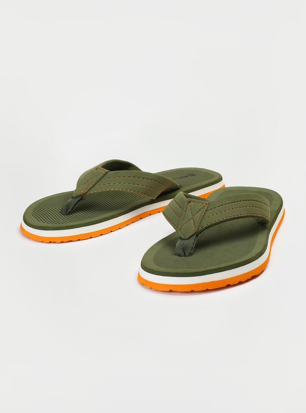 Men Textured V-Strap Slippers