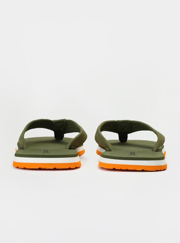 Men Textured V-Strap Slippers