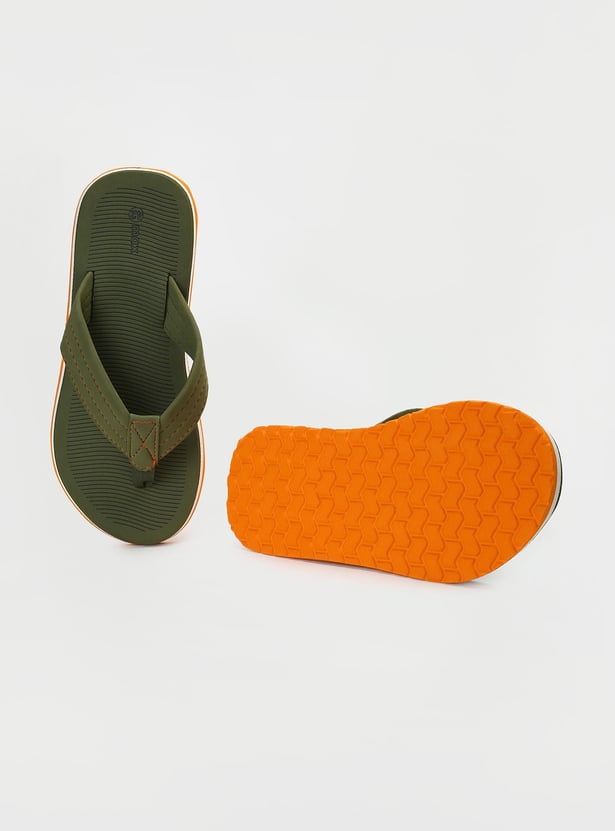 Men Textured V-Strap Slippers
