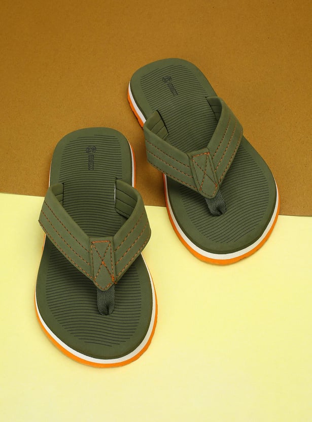 Men Textured V-Strap Slippers