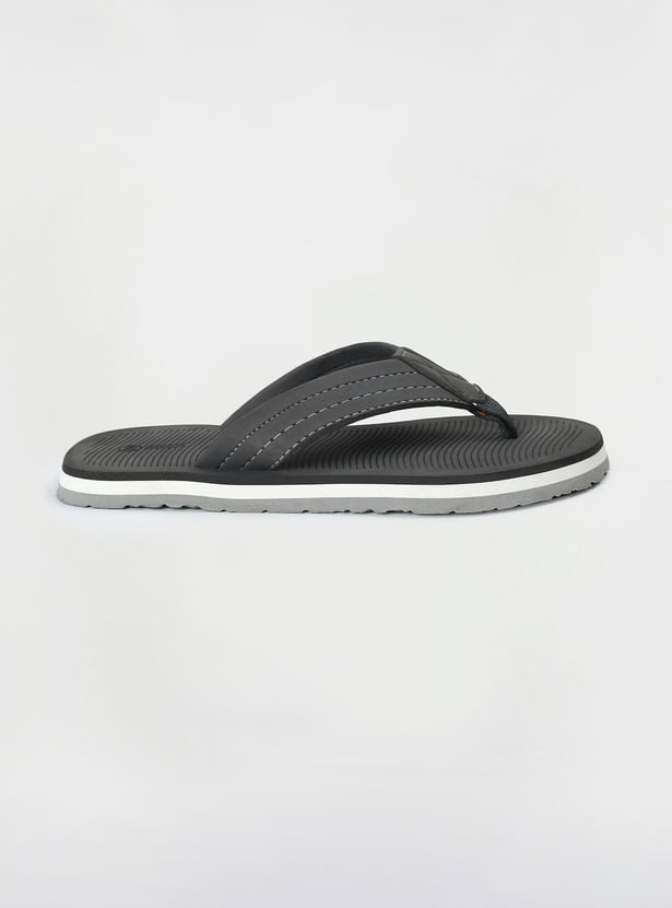 Men Textured V-Strap Slippers