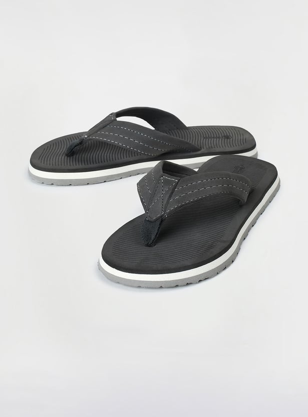 Men Textured V-Strap Slippers