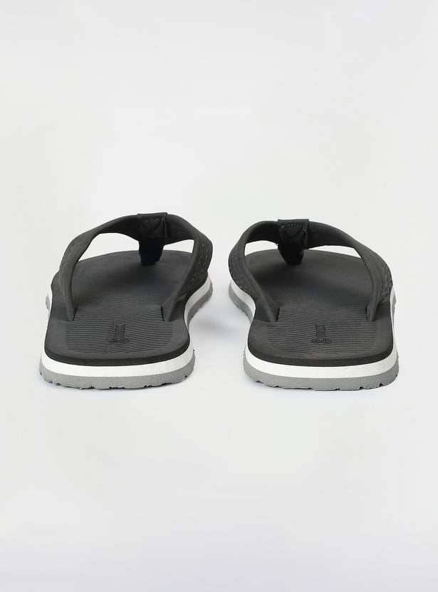 Men Textured V-Strap Slippers