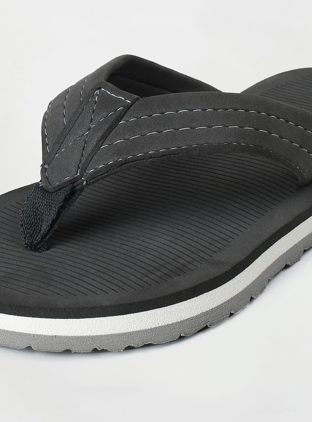 Men Textured V-Strap Slippers