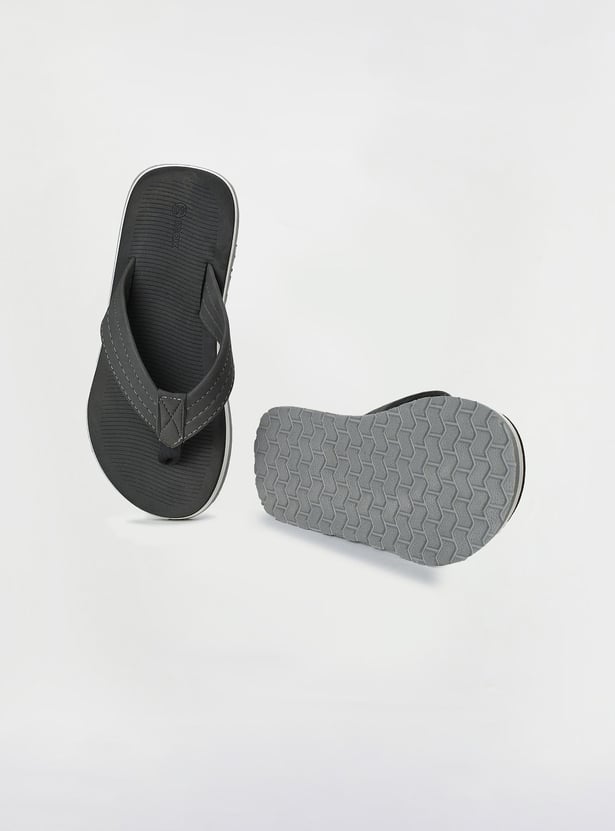 Men Textured V-Strap Slippers