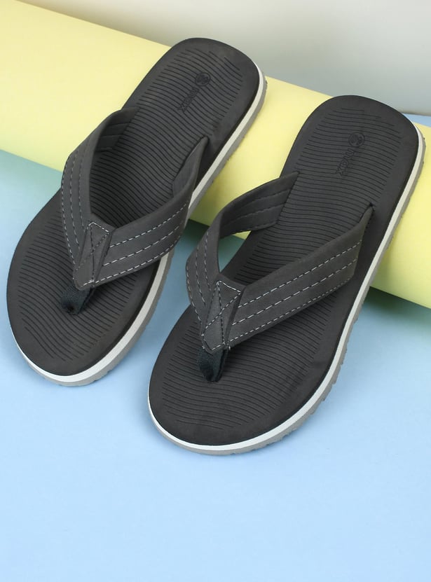 Men Textured V-Strap Slippers