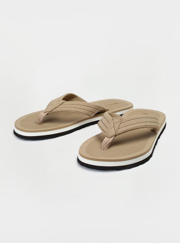 Men Textured V-Strap Slippers