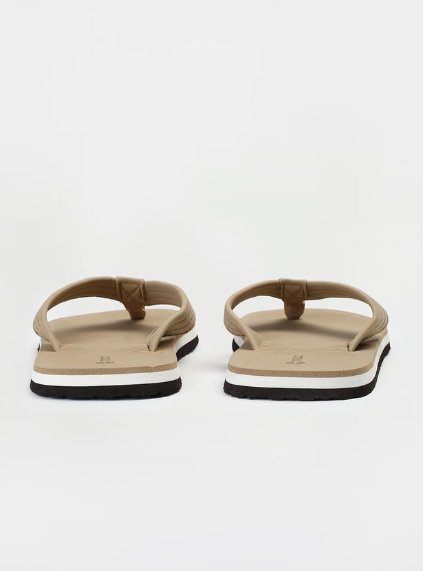 Men Textured V-Strap Slippers