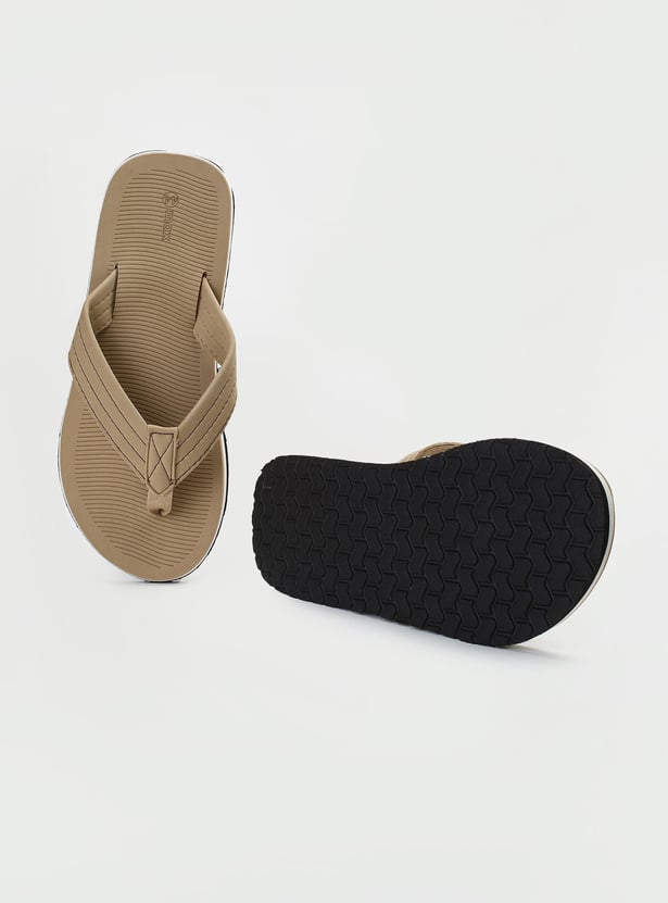 Men Textured V-Strap Slippers