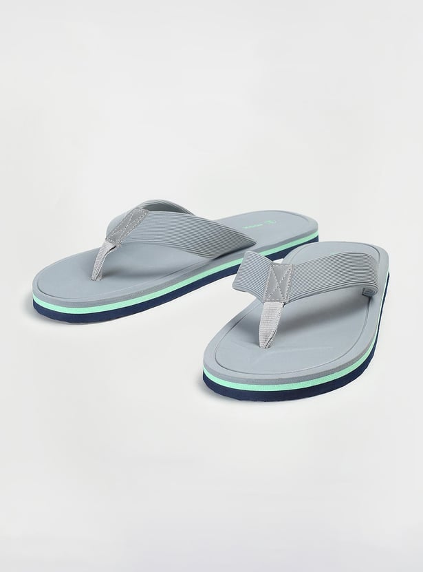 Men Solid V-Strap Slippers