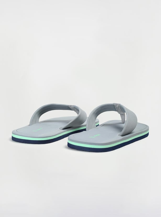 Men Solid V-Strap Slippers