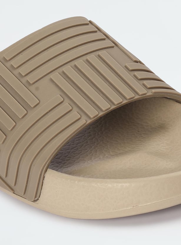 Men 3D Embossed Wash and Wear Sliders